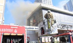 Bağcılar'da eskiden gece kulübü olarak kullanılan iş yeri alev alev yandı