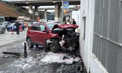 Kağıthane’de çarpmamak için manevra yaptı, okul duvarına girdi: 2 yaralı