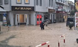 İzmir Çeşme’de sağanak; yollar göle döndü
