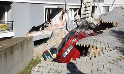 İzmir’de toprak kayması; 2 bina ve 7 araç zarar gördü