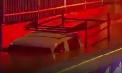 İzmir'de sağanak: Su dolu alt geçitte mahsur kalan sürücü hayatını kaybetti