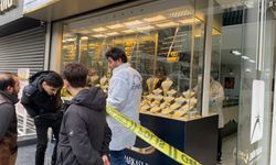 Kar maskeli şüpheliler, kuyumcu çalışanını darbedip 1 kiloya yakın altını alarak kaçtı