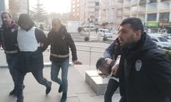 Komşusunu öldürüp 6 parçaya ayıran şüpheli adliyede