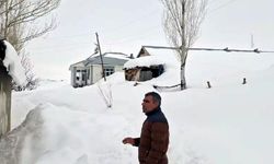 Van’da 76 yerleşim yerinin yolu kapandı; kırsal mahallede evler kara gömüldü