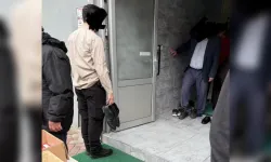 Koruma polisinin kerata ve ayakkabı ile kaymakamı beklemesi tepki çekti