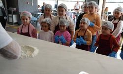 Çocuklar pizza yapmayı öğrendi