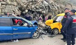 Otomobil, hafif ticari araçla çarpıştı: 1 çocuk öldü, 6 yaralı