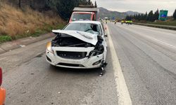 Otomobil, kaza sonrası yolda temizlik yapan işçilere çarptı: 1 ölü, 3 yaralı