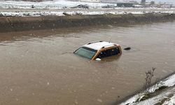 Su kanalına düşen otomobilin sürücüsü aranıyor