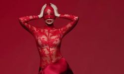 Petek Dinçöz kırmızı transparan elbisesiyle poz verdi! Sosyal medyada beğeni yağdı