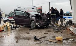 Refüje çarpan otomobil, akaryakıt istasyonuna girdi: 5 yaralı