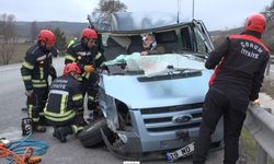 TIR'a çarpan minibüsün sürücüsü, araçtan güçlükle çıkarıldı; 3 ağır yaralı