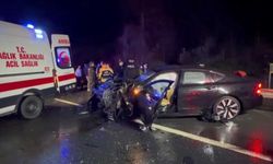 Otomobil ile hafif ticari araç kafa kafaya çarpıştı: 1 ölü, 5 yaralı