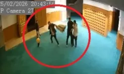 Teravih namazı çıkışında ayakkabısını bulamayınca camidekilere saldırdı!