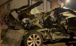 Hızını alamayan sürücü, otomobiliyle park halindeki 4 araca ve iş yerine çarptı