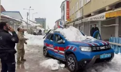 Çatıda biriken kar, jandarma aracının üzerine düştü: 2 yaralı