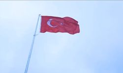 Nusaybin–Kamışlı sınırında indirilen Türk bayrağı yeniden göndere çekildi