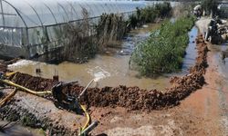 Antalya'da kuvvetli yağış 7 ilçede hasara neden oldu: heyelan nedeniyle 13 bina tahliye edildi