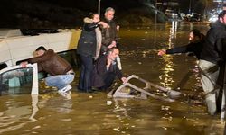 Turizm bölgeleri sele teslim: Ev ve iş yerlerini su bastı, mahsur kalanlar kurtarıldı