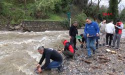 Sosyal medyada toplanan altın avcıları, yağışa rağmen İzmir'de derede altın aradı