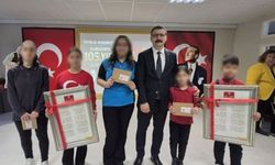 Kaymakam, öğrencilere Arapça basılmış İstiklal Marşı dağıttı!