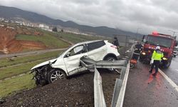 Otomobil bariyere saplandı: 1 ölü, 2 yaralı