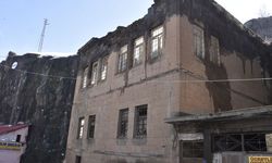 Bitlis’te tarihi evler yağışların etkisiyle yıkılmaya başladı