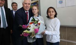 Sınıf başkanı olan minik,  Bursa Büyükşehir Belediye Başkanı Bozbey'i sınıfa getirdi