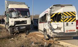 Eskişehir'de 4 araca çarpan TIR ortalığı savaş alanına çevirdi: 12 yaralı