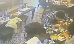 Yemeğin içerisinden çıkan böcek, müşterinin dudağını ısırdı!