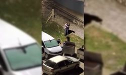 Evinin önüne gittiği eski eşiyle tartışan kişiyi, komşular sopayla dövdü