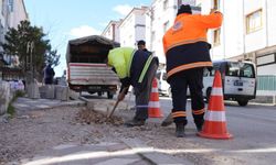 Etimesgut’ta kaldırım ve bordür çalışmaları sürüyor