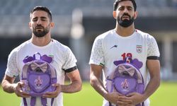 İranlı futbolcular sahaya okul çantalarıyla çıktı!