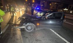 Bariyerlere çarpıp kaza yaptı; aracını bırakıp kaçtı