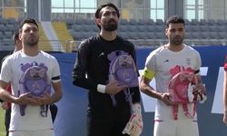 İranlı futbolcular sahaya okul çantalarıyla çıktı!