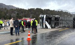 Konya-Antalya kara yolunda yolcu otobüsü devrildi; 2'si ağır 15 yaralı