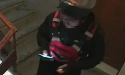 Kurye, sipariş getirdiği binaya idrarını yaptı