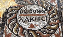 3 bin yıllık antik kentte 'kıskanan çatlasın' yazılı mozaik bulundu