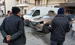 Otoparktan çıkarken fren yerine gaz pedalına bastı, 5 araca çarptı