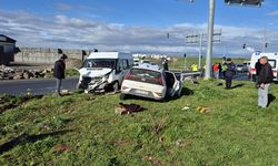 Öğrenci servis minibüsü ile otomobil çarpıştı: 13 yaralı