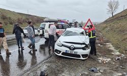 Otomobil devrilip karşı şeride geçti: 1 ölü, 2 yaralı