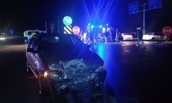 Polis aracıyla otomobil çarpıştı: 1'i polis, 3 yaralı