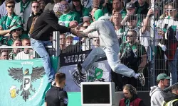 Taraftarlar hakeme engel olmak için VAR monitörünün kablosunu çaldı!