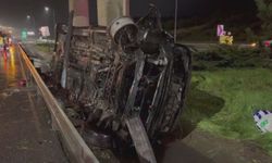 Otoyolda bariyerlere çarpan minibüs takla attı: 1 ölü, 1 yaralı