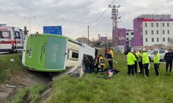 Öğretmen ve öğrencileri taşıyan otobüs devrildi: 11 yaralı