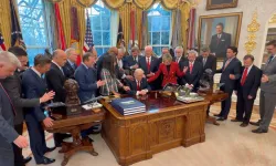 Papazlar, Trump’a dokunup dua etti!