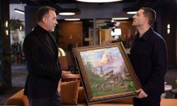 Uraz Kaygılaroğlu Bahçeli'nin 'bozkurt' hediyesini aldı