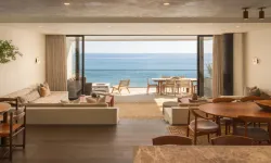 Ünlü oyuncu denize sıfır lüks evini satışa çıkardı