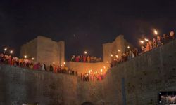 Diyarbakır surlarında Nevruz kutlaması: Ateşi kadınlar yaktı