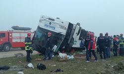 Adana'da yolcu otobüsü devrildi: 2 ölü, 20 yaralı